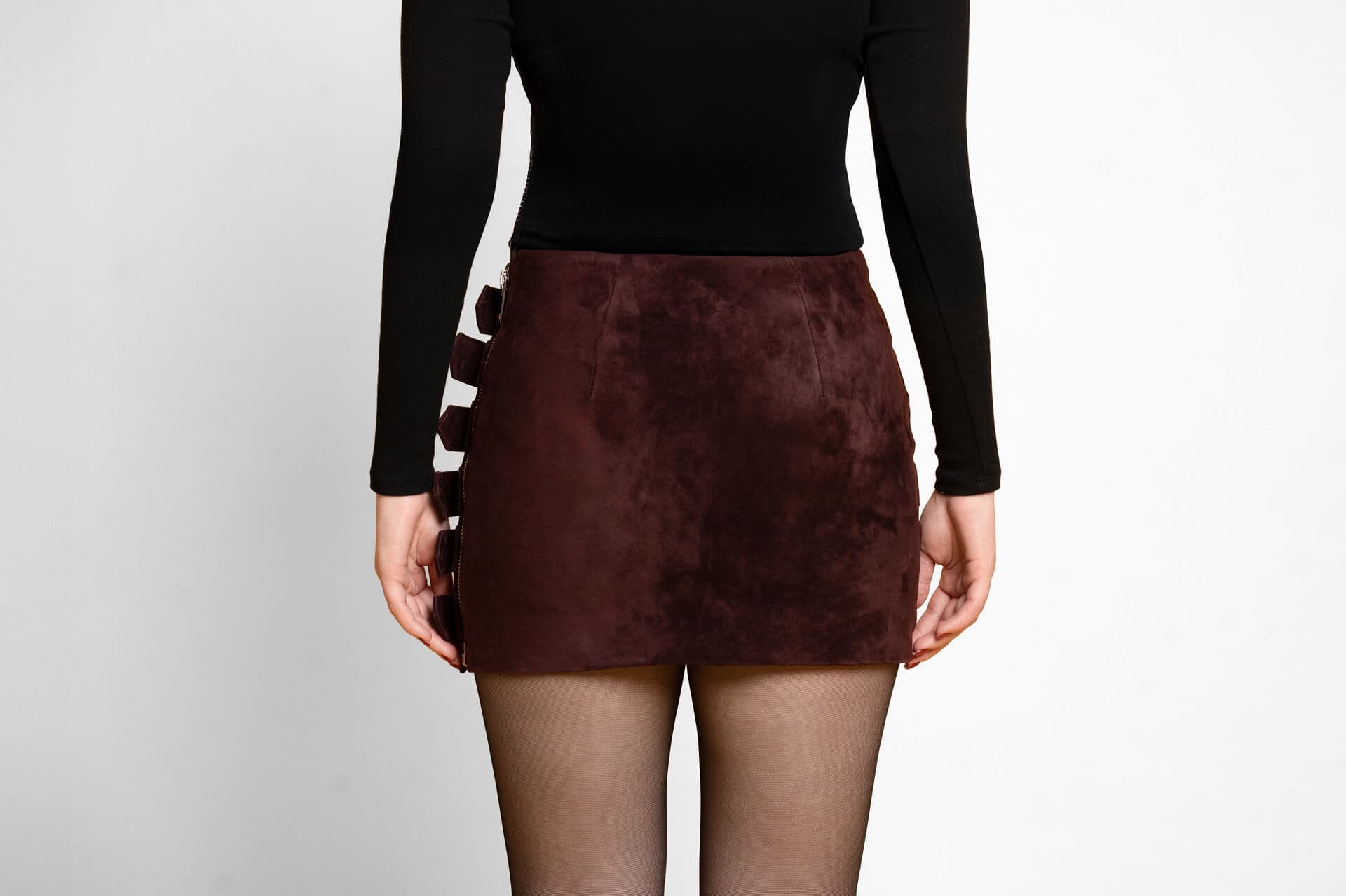 Handwerkskunst des Wildledermantels bei Lustré - Premium-Hautauswahl und sorgfaltige Verarbeitung